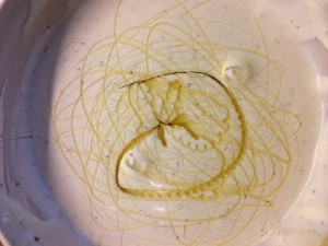 Sås till fiskpinnarna med lite nyslungad honung...