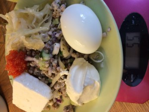 Lunch på tisdag, bovetesallad OMG!!! Med feta, kefir creme fraiche, ett ägg och ojojoj!