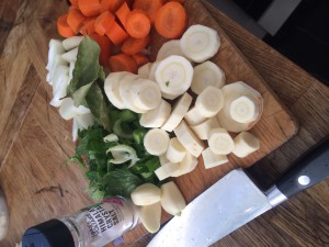 Tillsätt lite grönsaker, morot, palsternacka, lök, vitlök, selleri och glöm inte salt, lagerblad och några pepparkorn.
