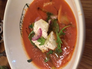 Ambitiös tomatsoppa med hemgjord surdegspasta