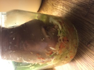 Pressa ned kålen. På dan här bilden är det en variant på kimchi men samma princip gäller. Pressa/banka ut vätska.